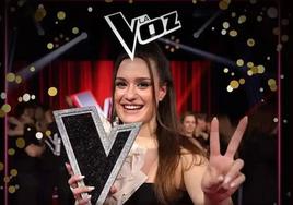 Elsa Torotnda con su trofeo de La Voz.