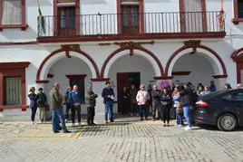 Algunos de los asistentes al minuto de silencio.