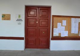 Acceso a las oficinas municipale del Ayuntamiento de Villanueva del Fresno.