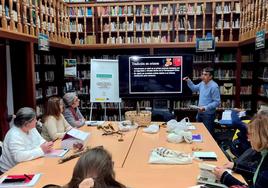 Alumnos y profesores en una de las sesiones formativas del curso.