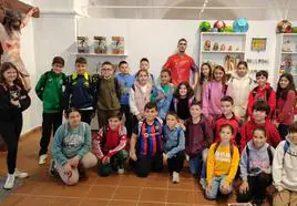 Alumnos de 5° del CEIP F.R. Perera visitan el Museo Papercraft en su recorrido turístico por Olivenza