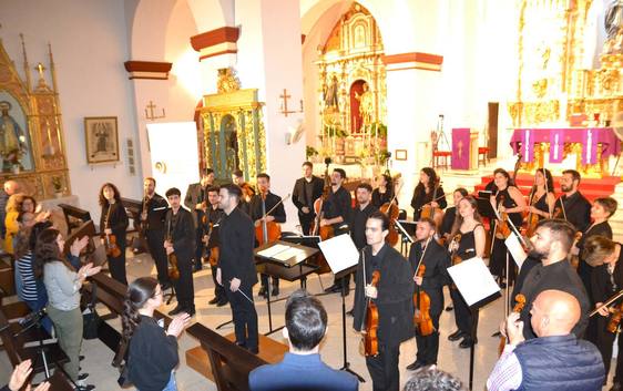 La Orquesta de Cuerda 'Bonifacio Gil' recibió una gran ovación por su magnífico concierto