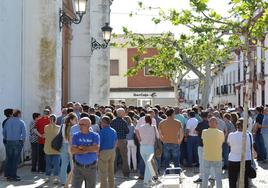 Un nutrido grupo de vcinos esperaba la llegada del feretro fuera, mientras la Iglesia ya estaba llena.
