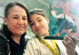 La joven judoka con su madre y entrenadora, la deportista de élite Margarita Montes.