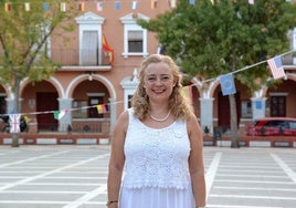 Imagen de archivo de la Doctora Lourdes Vega en la plaza de su Villanueva natal.
