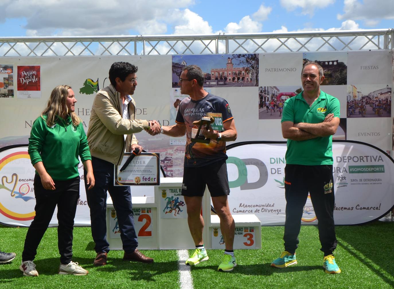 La localidad entregó 1.000 euros a Feder del VIII Trail Rayano Solidario en el que hubo más de 300 deportistas