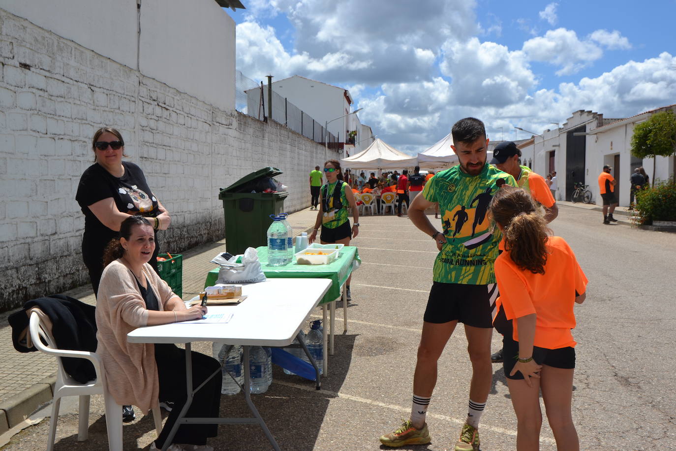 La localidad entregó 1.000 euros a Feder del VIII Trail Rayano Solidario en el que hubo más de 300 deportistas