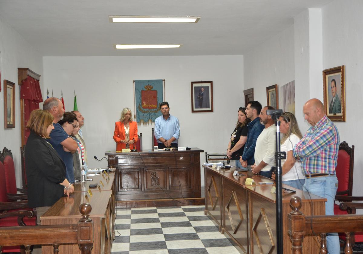 La Corporación guardó el minuto de silencio en pie.