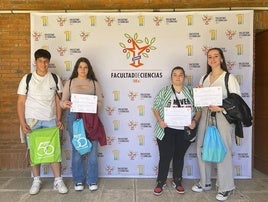 Los alumnos con sus diplomas de asistencia.