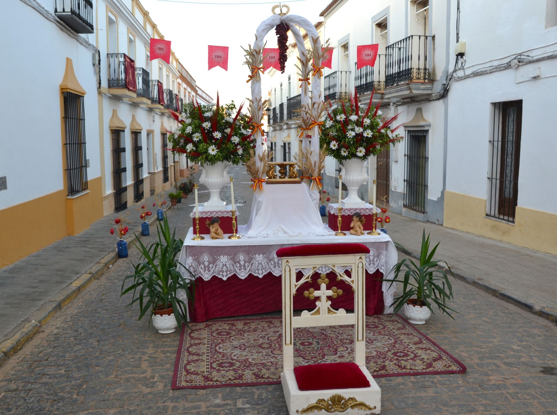 16 niños y niñas de Primera Comunión acompañaron al Cuerpo de Cristo