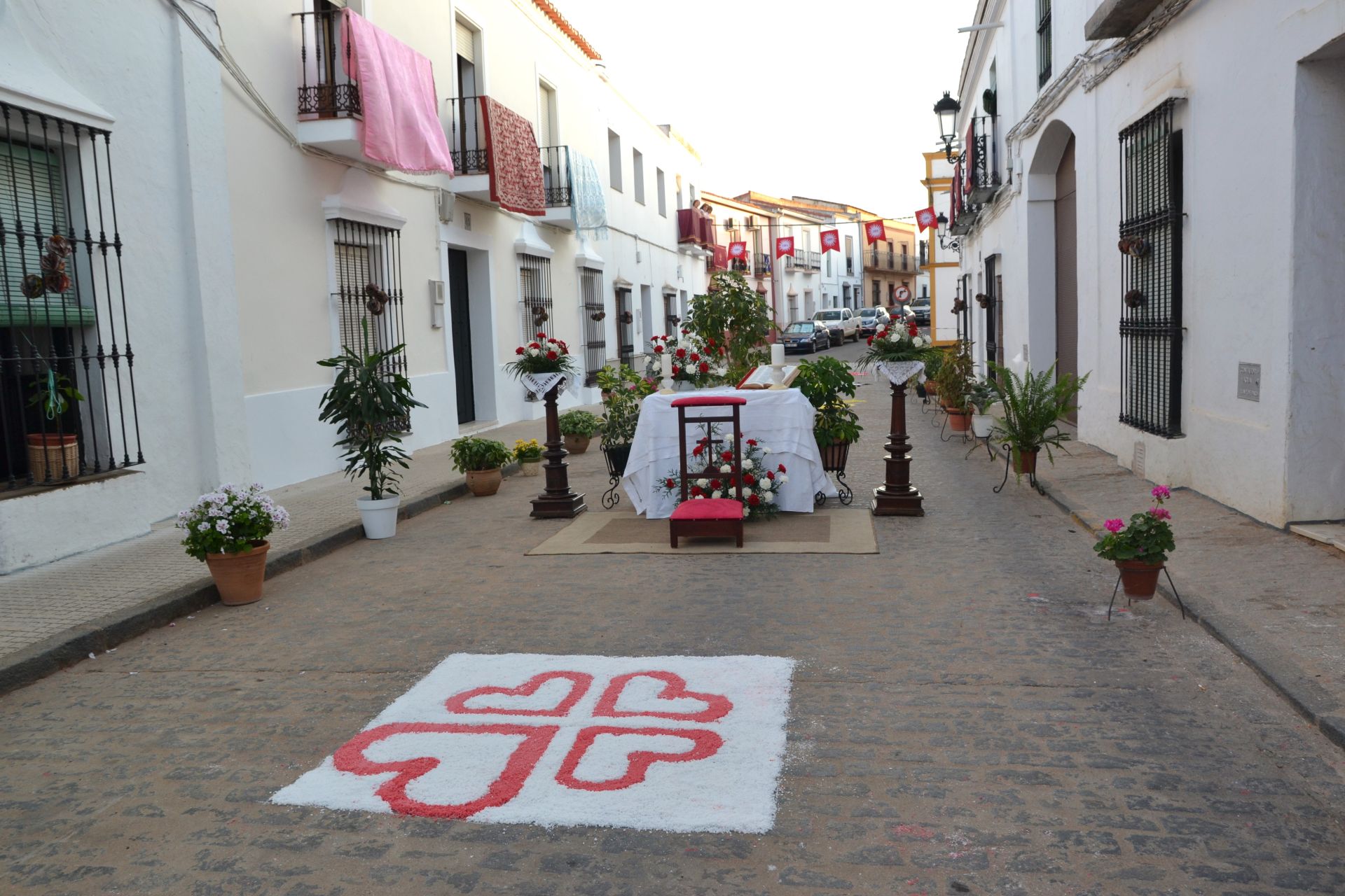 16 niños y niñas de Primera Comunión acompañaron al Cuerpo de Cristo