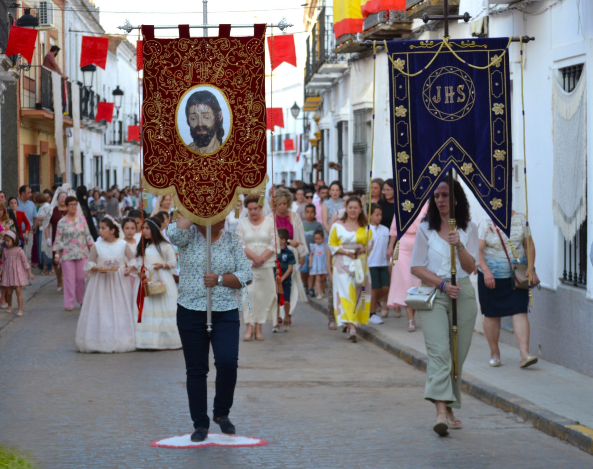 16 niños y niñas de Primera Comunión acompañaron al Cuerpo de Cristo