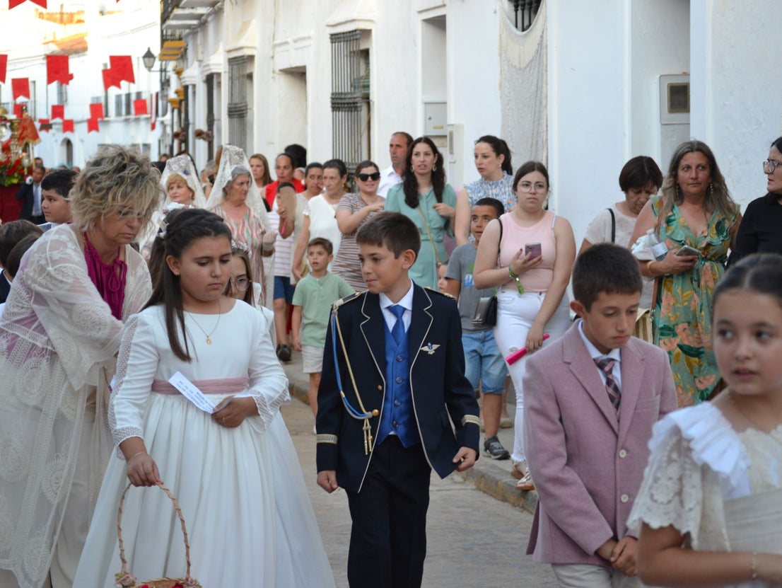 16 niños y niñas de Primera Comunión acompañaron al Cuerpo de Cristo