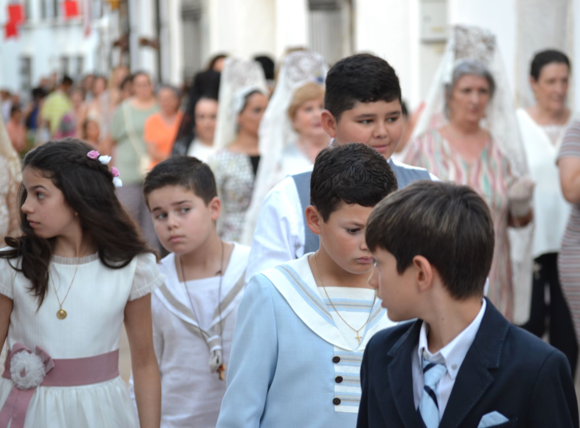 16 niños y niñas de Primera Comunión acompañaron al Cuerpo de Cristo