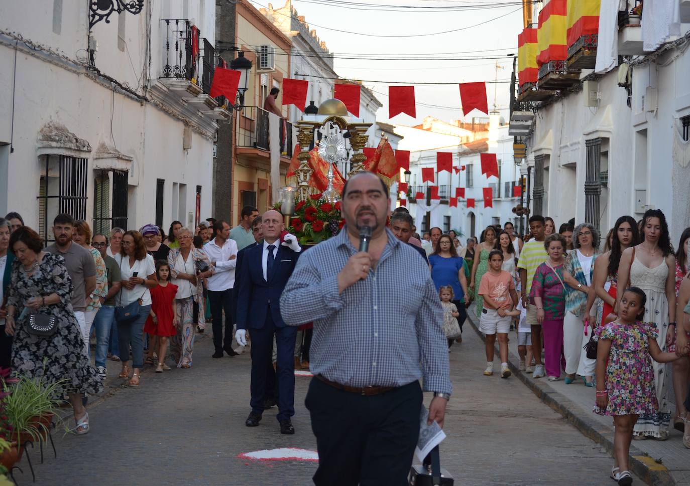 16 niños y niñas de Primera Comunión acompañaron al Cuerpo de Cristo
