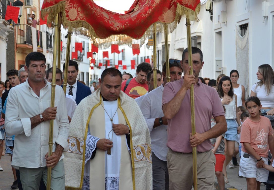 16 niños y niñas de Primera Comunión acompañaron al Cuerpo de Cristo