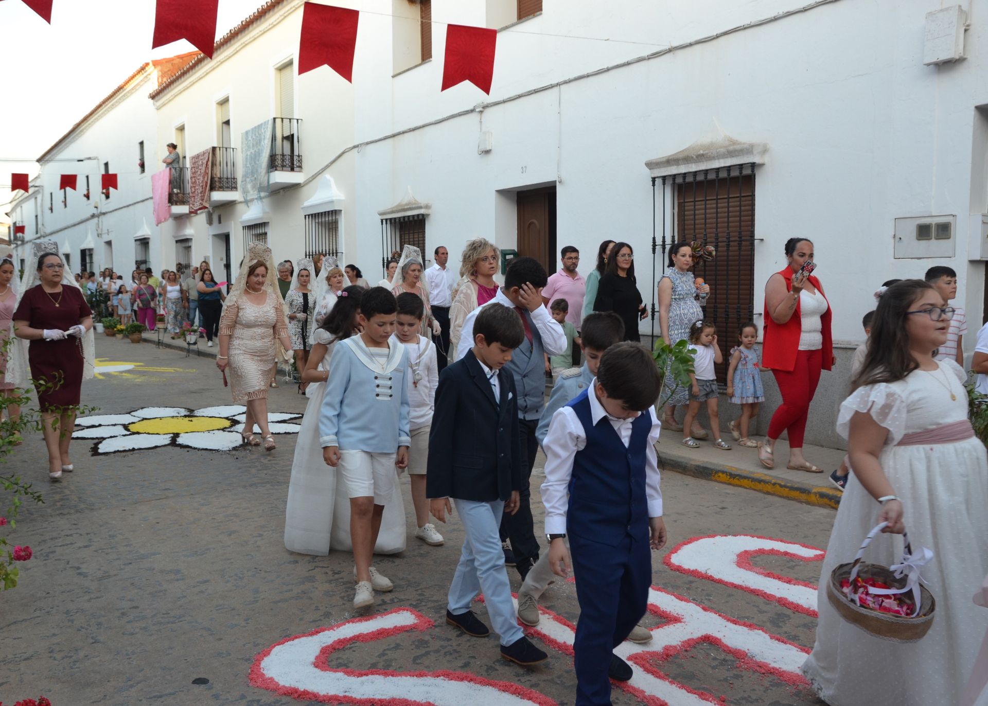 16 niños y niñas de Primera Comunión acompañaron al Cuerpo de Cristo