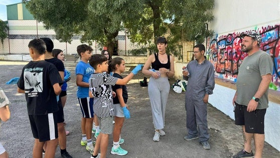 El CEIP elabora un graffiti colaborativo con Plena Inclusión de Montijo