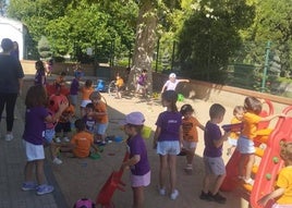 Los niños disfrutan de variados juegos en el patio.