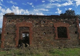 Ruinas del que fuera cuartel de Valuengo.