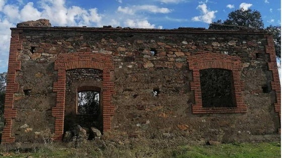 La quinta ruta de senderismo nocturna de verano visitará las ruinas del Cuartel de Valuengo