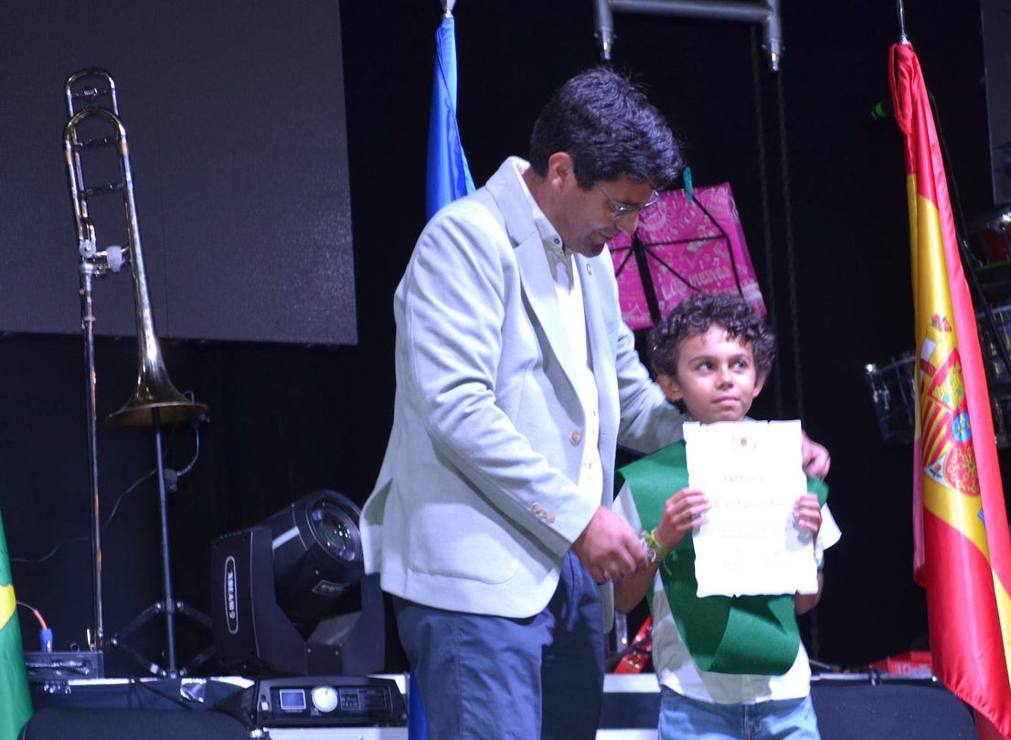 Cuatro estudiantes fueron premiados con las Becas a la Excelencia Académica