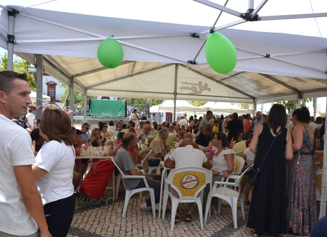 La AECC despachó 900 raciones de garbanzos en la XIII edición de su evento solidario