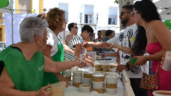 La AECC despachó 900 raciones de garbanzos en la XIII edición de su evento solidario