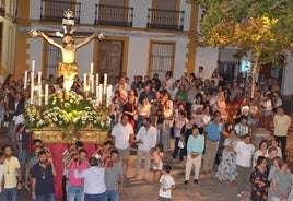 El Cristo realizó su tradicional traslado para comenzar la novena en su honor.