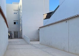 Nuevo acceso al centro residencial de mayores.
