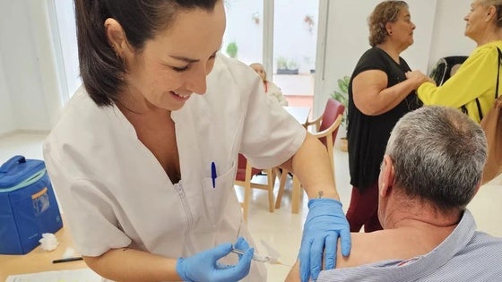 Los usuarios del Centro Residencial de Mayores se vacunan contra la gripe y el Covid