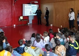 Los agentes han desarrollado la formación de una manera amena para los pequeños.