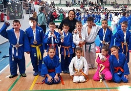 Alumnos de las categorías de Alevín y Benjamín con sus medallas.