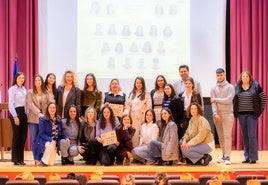 Autoridades, equipo docente y alumnado en la clausura.