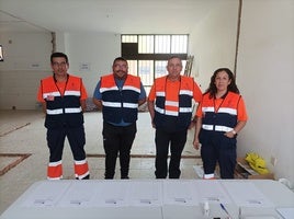 Algunos de los voluntarios que recogen las donaciones.