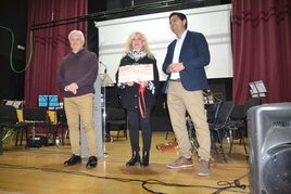 La ganadora en el centro posa feliz con su premio.