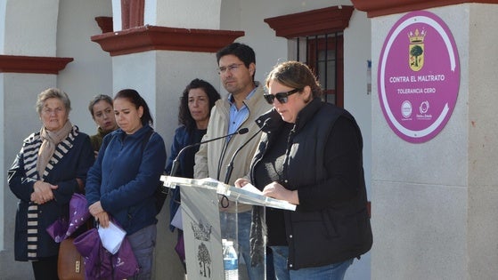 El municipio guarda un minuto de silencio por las víctimas y supervivientes de Violencia de Género