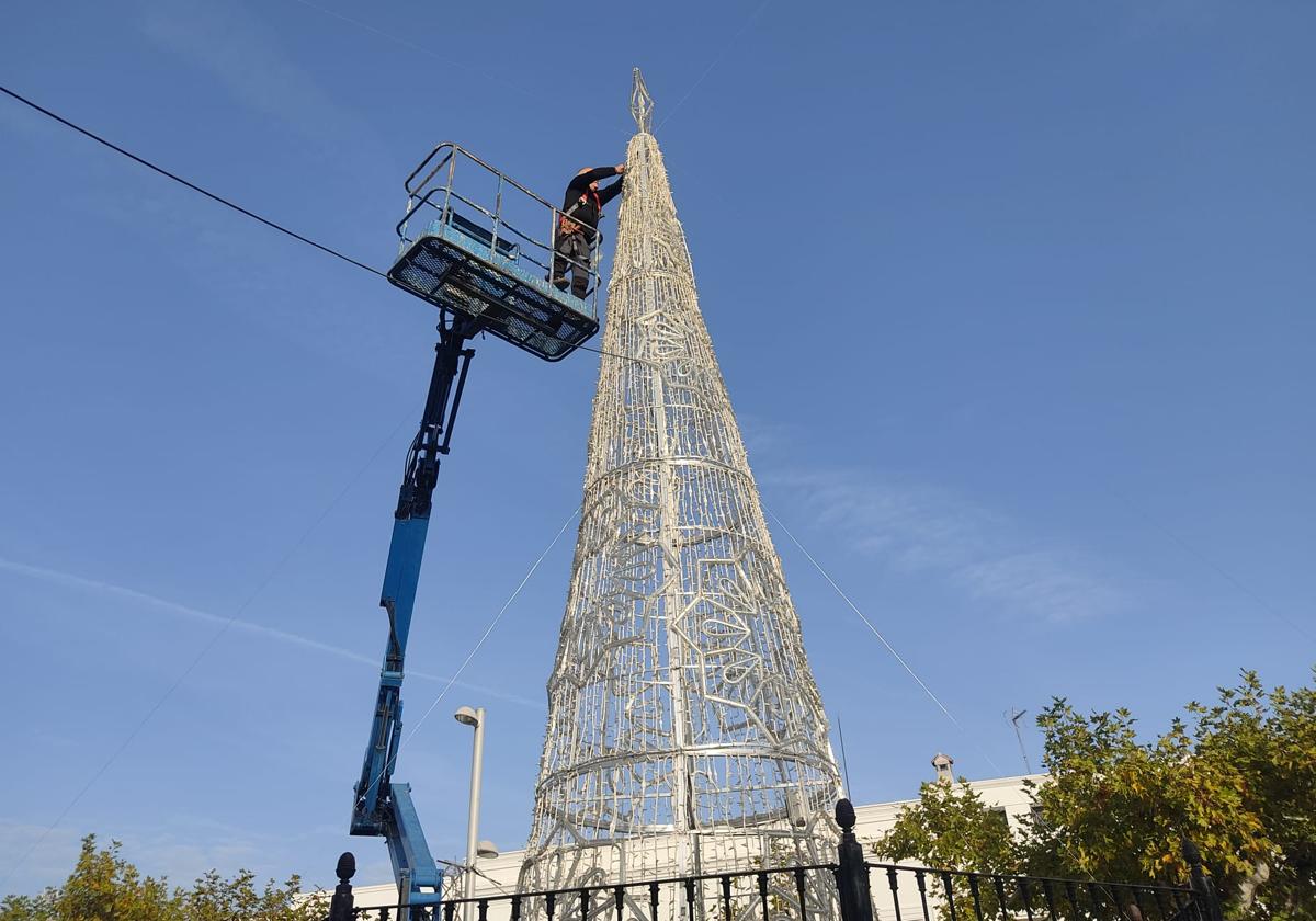 Finalizada la instalación de luces navideñas para su próximo encendido
