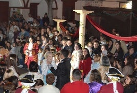 Cenicienta y el Principe protagonizaron el baile de apertura de la programación navideña.
