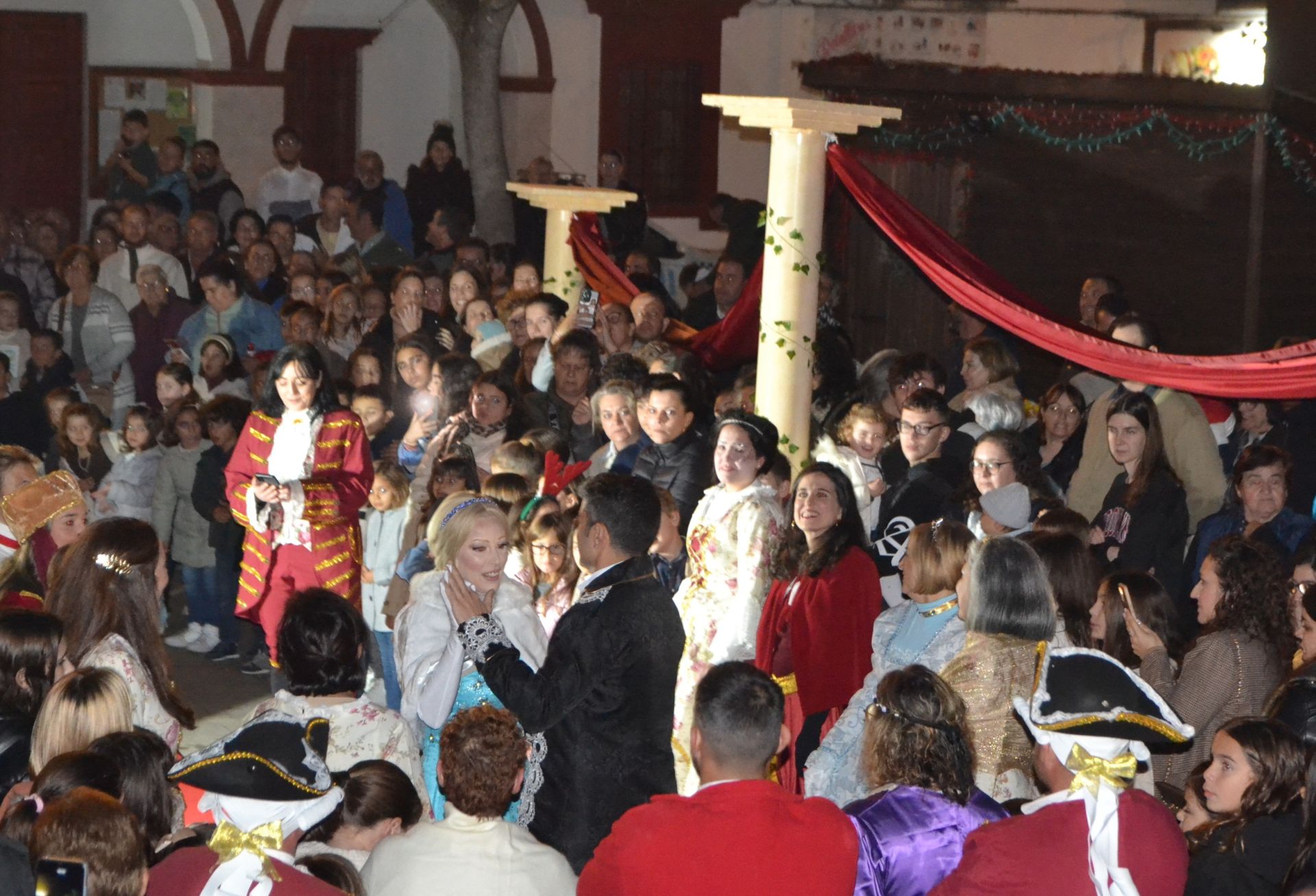 La Cenicienta, Mickie Mouse y Minnie protagonizaron el encendido navideño