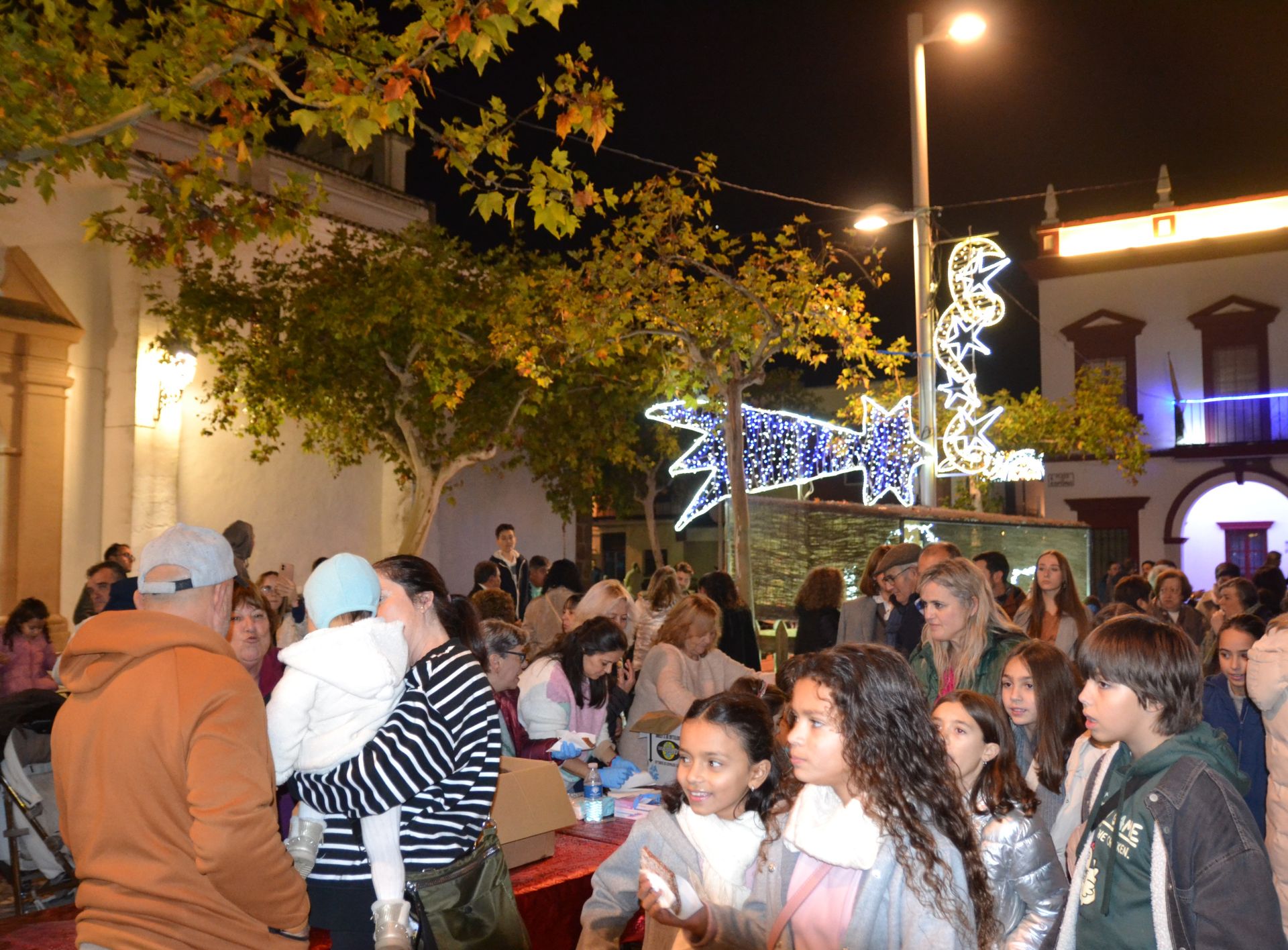 La Cenicienta, Mickie Mouse y Minnie protagonizaron el encendido navideño