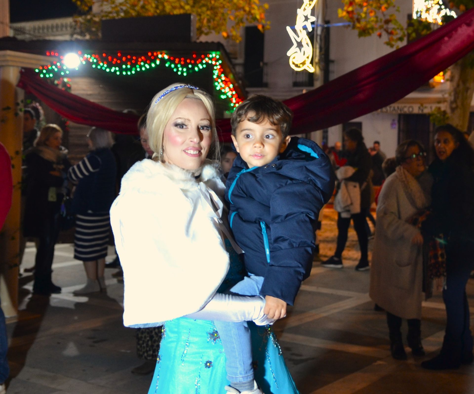 La Cenicienta, Mickie Mouse y Minnie protagonizaron el encendido navideño