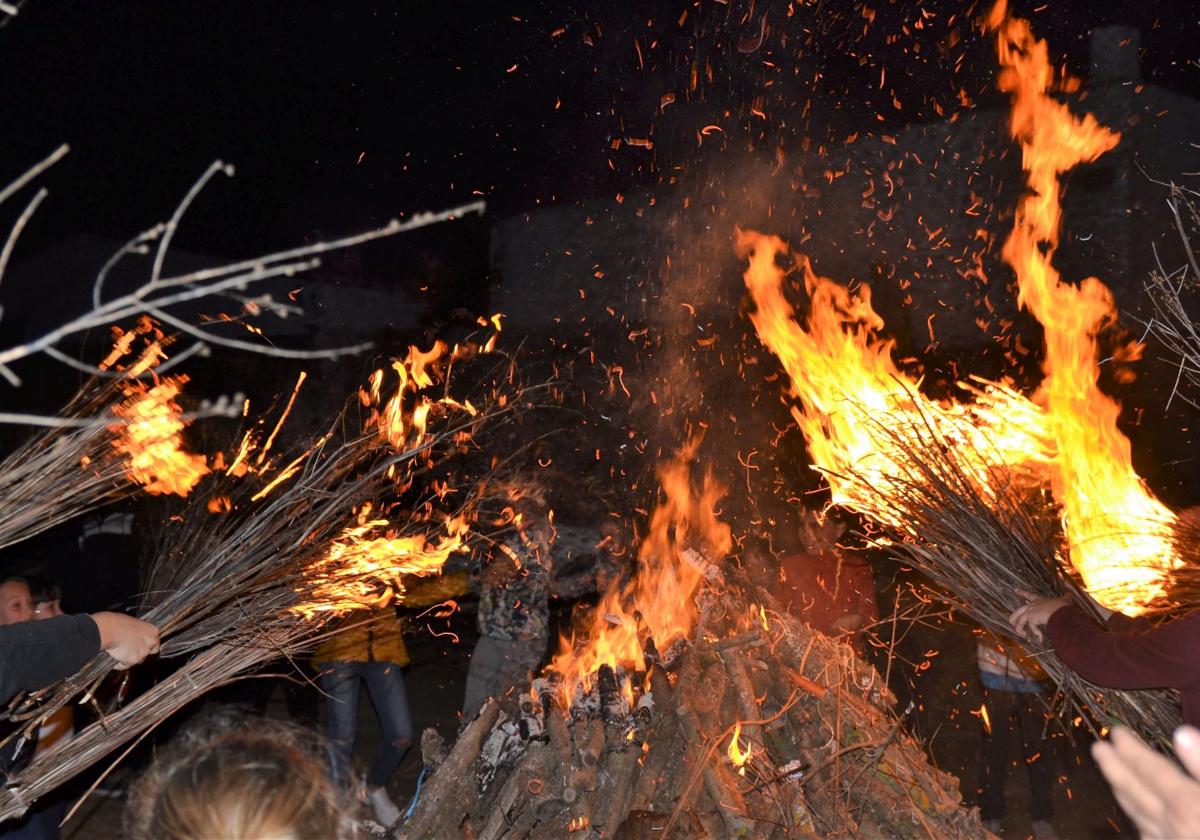 La quema de gamonas es una tradición ancestral.