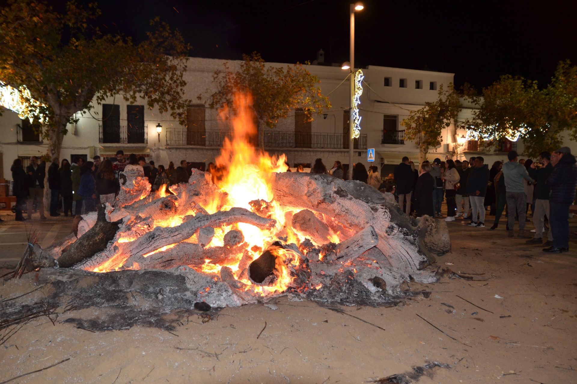 Las familias volvieron a reunirse en torno a la candela quemando gamonas