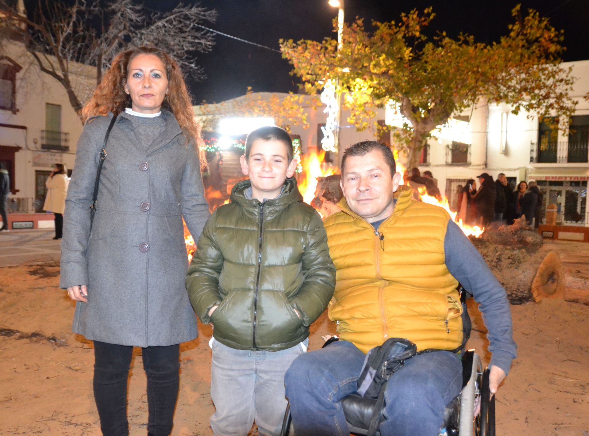 Las familias volvieron a reunirse en torno a la candela quemando gamonas