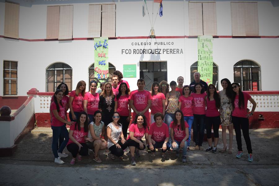 Equipo docente del CEIP en la celebración de 2015. 