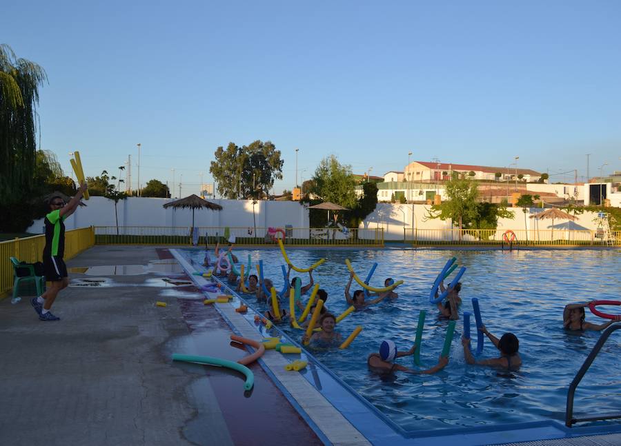 Participantes de aquaerobic en clase. ALMUDENA PARRA