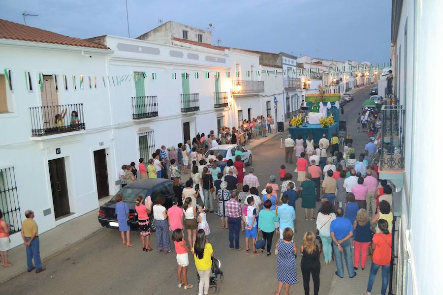Misa en la calle Nueva en honor a San Cristobal. ALMUDENA PARRA