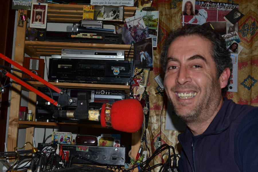 Sergio Verón en el estufio de radio. A.P