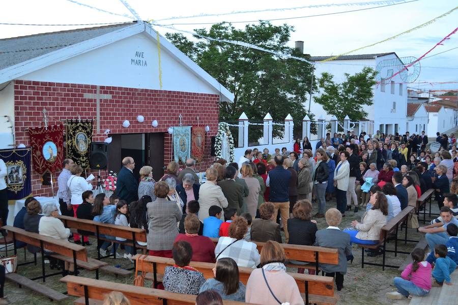 Celebración del Triduo en la puerta del templo. A.P